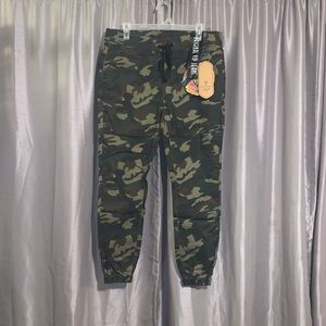 VIP Jeans Jogger Camo Sz15/16. (D)